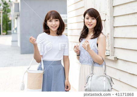 Young lady travel shopping 41171868
