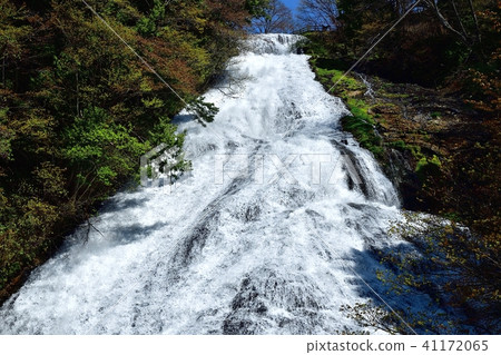 Scenery of the splendid spring waterfall 41172065