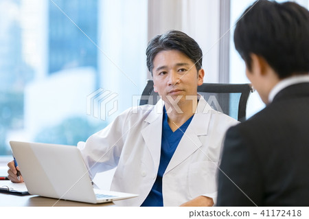 醫生診斷工薪族諮詢了醫生醫療圖像醫療圖像 醫生診斷工薪族諮詢了醫生醫療圖像醫療圖像 41172418