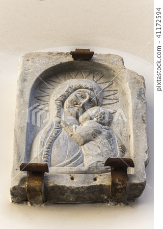 在外牆上救濟聖母瑪利亞 41172594