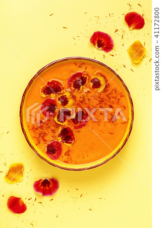 Smoothie/pumpkin/carrot soup with saffron, petals 41172800