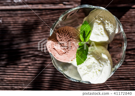 Delicious vanilla and chocolate ice cream in bowl 41172840