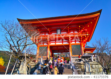 The gates of Kiyomizu Temple bustling with autumn leaves 41173376