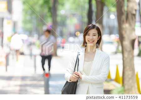 Women walking in the business district Office lady on business trip New green OL business suit Portrait recruit Women walking in the business district Office lady on business trip New green OL business suit Portrait recruit 41173559