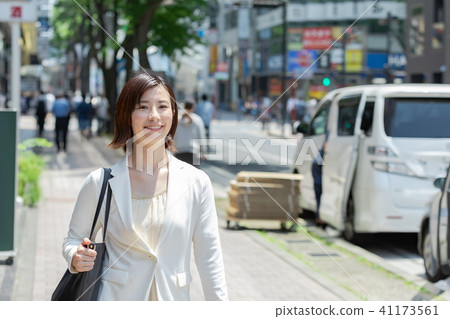 婦女走在商務區辦公室女士出差新綠色OL商務套裝肖像新兵 婦女走在商務區辦公室女士出差新綠色OL商務套裝肖像新兵 41173561