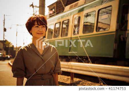 婦女旅行鎌倉晚上短途旅行步行一個人 41174753