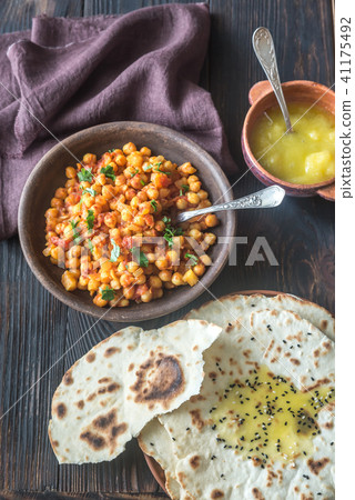Bowl of chana masala with flatbread 41175492