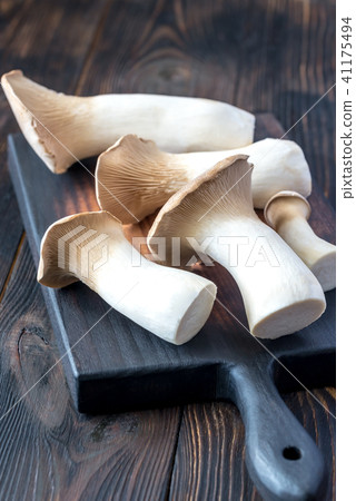 King oyster mushrooms 41175494