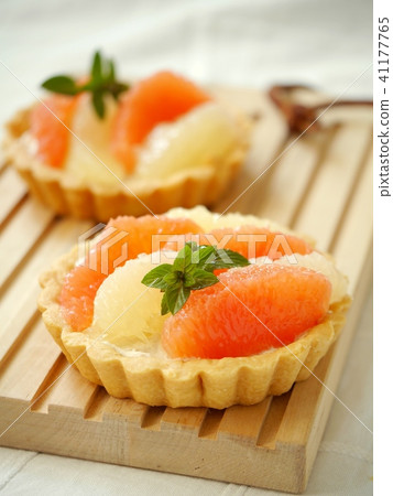 Grapefruit and Mascarpone tart baguette board Grapefruit and Mascarpone tart baguette board 41177765