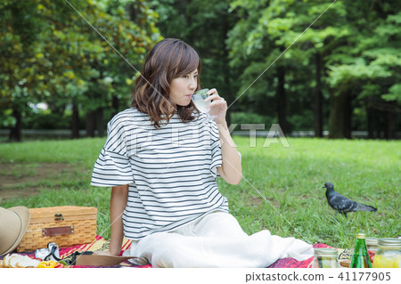 Picnic female leisure park lunch 41177905