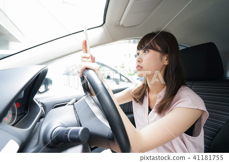 使用智能手機時駕駛的女人 使用智能手機時駕駛的女人 41181755