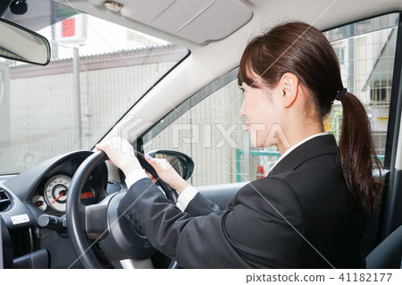 一個女人在外面用汽車操作 一個女人在外面用汽車操作 41182177