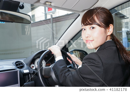 一個女人在外面用汽車操作 41182178