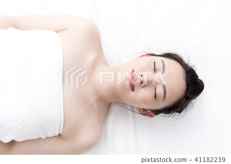 年輕女士的審美形象鳥瞰圖拍攝 年輕女士的審美形象鳥瞰圖拍攝 41182239