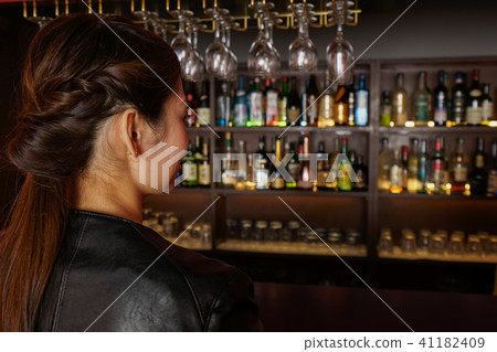 坐在酒吧櫃檯的婦女 41182409