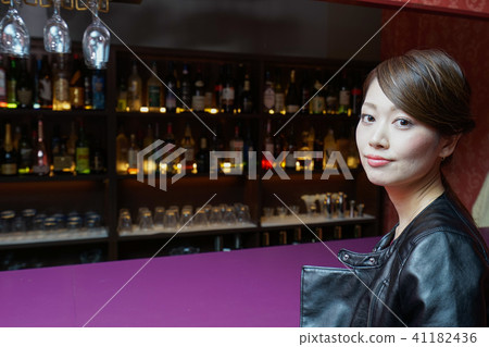 坐在酒吧櫃檯的婦女 41182436