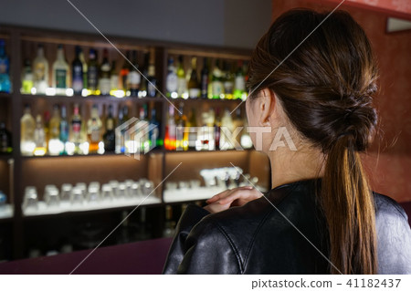 坐在酒吧櫃檯的婦女 41182437