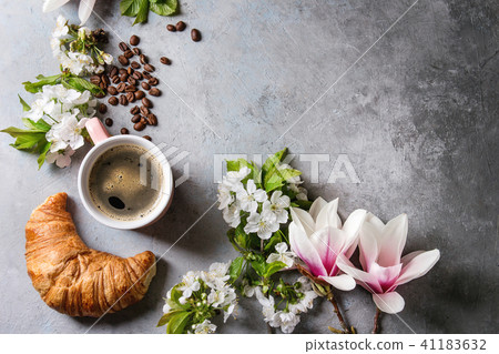 Coffee with spring flowers Coffee with spring flowers 41183632