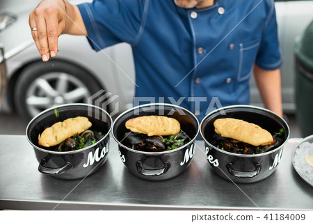 Preparation of mussels. Mussels in a frying pan 41184009