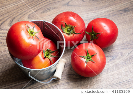 Delicious fresh ripe tomatoes Delicious fresh ripe tomatoes 41185109