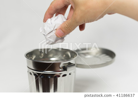 Image to throw away in the trash can 41186637