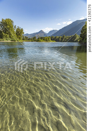 Vertical views of mountains in the background 41190376