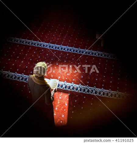 Yuong woman in a mosque Yuong woman in a mosque 41191025