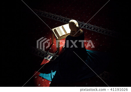 Yuong woman in a mosque Yuong woman in a mosque 41191026