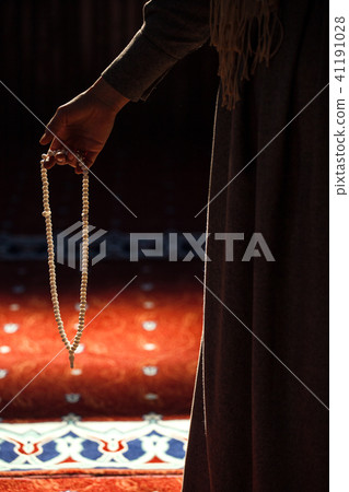Woman praying in the mosque 41191028