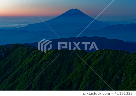 從南阿爾卑斯山看到的黎明富士·Kita dake ridgeline 從南阿爾卑斯山看到的黎明富士·Kita dake ridgeline 41191322