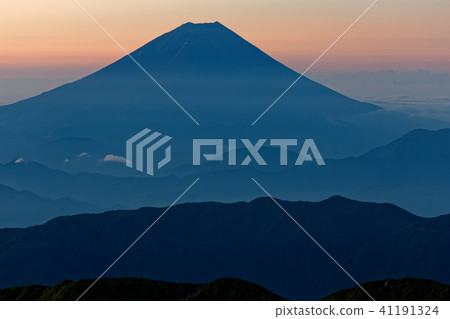 從南阿爾卑斯山看到的黎明富士·Kita dake ridgeline 從南阿爾卑斯山看到的黎明富士·Kita dake ridgeline 41191324