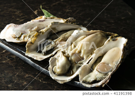 Fresh and tasty raw oysters 41191398