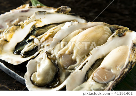 Fresh and tasty raw oysters 41191401
