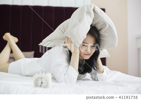 女人,女人,生活方式,睡眠,睡過頭,鬧鐘,時鐘 女人,女人,生活方式,睡眠,睡過頭,鬧鐘,時鐘 41191738