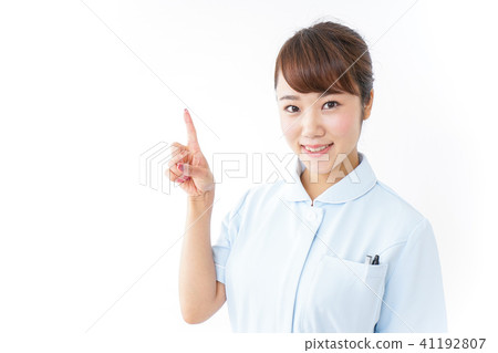 A nurse pointing to a finger 41192807