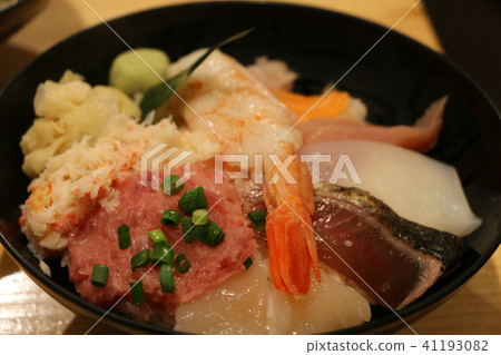 Bowl of rice topped with sashimi Bowl of rice topped with sashimi 41193082