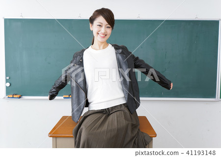 一個壞學生坐在講台上 41193148