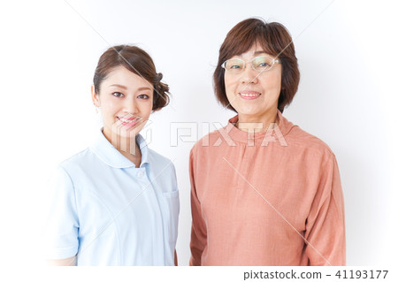 老年婦女和護士 老年婦女和護士 41193177