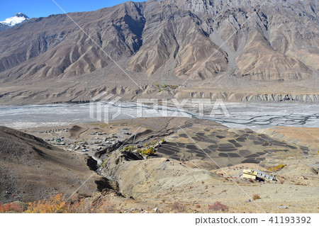 印度喜馬拉雅山區的密村在吐谷地美麗的山川和村莊 41193392