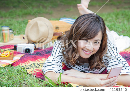 Picnic female leisure park lunch 41195240