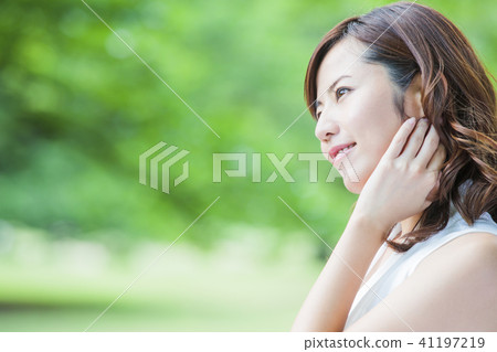 秀麗女性秀麗護膚畫像新綠色 41197219