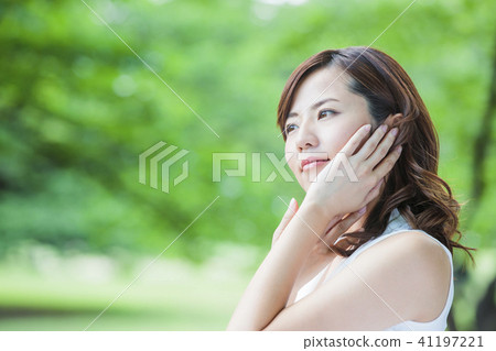 秀麗女性秀麗護膚畫像新綠色 41197221