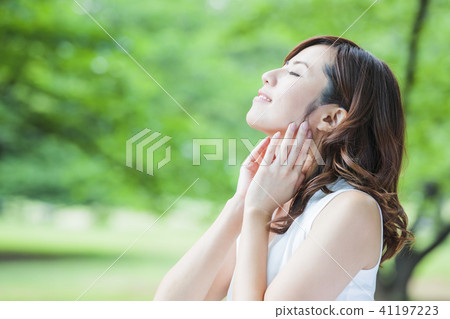 秀麗女性秀麗護膚畫像新綠色 41197223