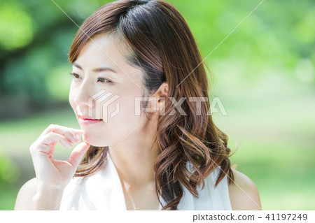 秀麗女性秀麗護膚畫像新綠色 41197249