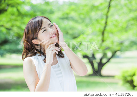 秀麗女性秀麗護膚畫像新綠色 41197263