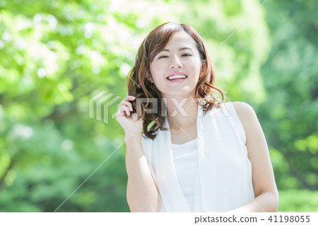 秀麗女性秀麗護膚畫像新綠色 41198055