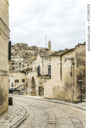 彎曲的鵝卵石路馬泰拉洞住宅的看法 41199039