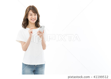 Young woman with smartphone 41199512