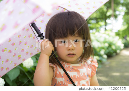 指向傘的一個兩歲的女孩 指向傘的一個兩歲的女孩 41200325