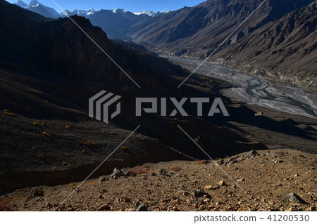 印度的喜馬拉雅山區在Spit Valley的Dangkar村莊懸崖上建造的房屋和美麗的山脈 印度的喜馬拉雅山區在Spit Valley的Dangkar村莊懸崖上建造的房屋和美麗的山脈 41200530